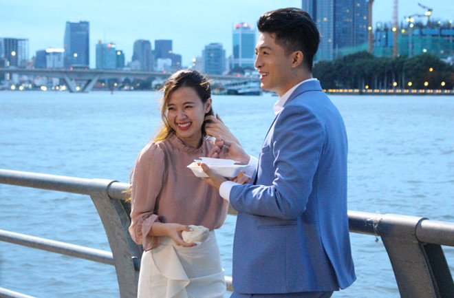 Harry Lu đóng vai một ngôi sao châu Á nổi tiếng, gặp được người con gái của cuộc đời mình trong lần đến Việt Nam công tác. Midu trong vai cô gái Việt khiến ngôi sao nổi tiếng rung động. Ngoài đời, Midu sinh năm 1989, hơn Harry Lu 3 tuổi. Cặp chị em của màn ảnh Việt được các fan "gả" cho nhau.