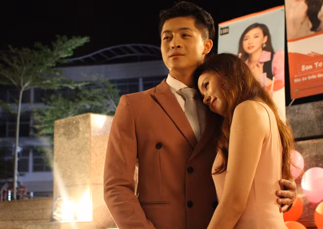 Trong khi các fan đang "ghép cặp" cho Harry Lu và Midu thì sự thật về loạt ảnh này đã được hé lộ. Thực chất, đây là hình ảnh hậu trường trong bộ phim điện ảnh mới do cả hai đóng vai chính.