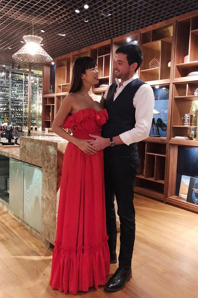 Khoảnh khắc Hà Anh tình tứ bên ông xã.