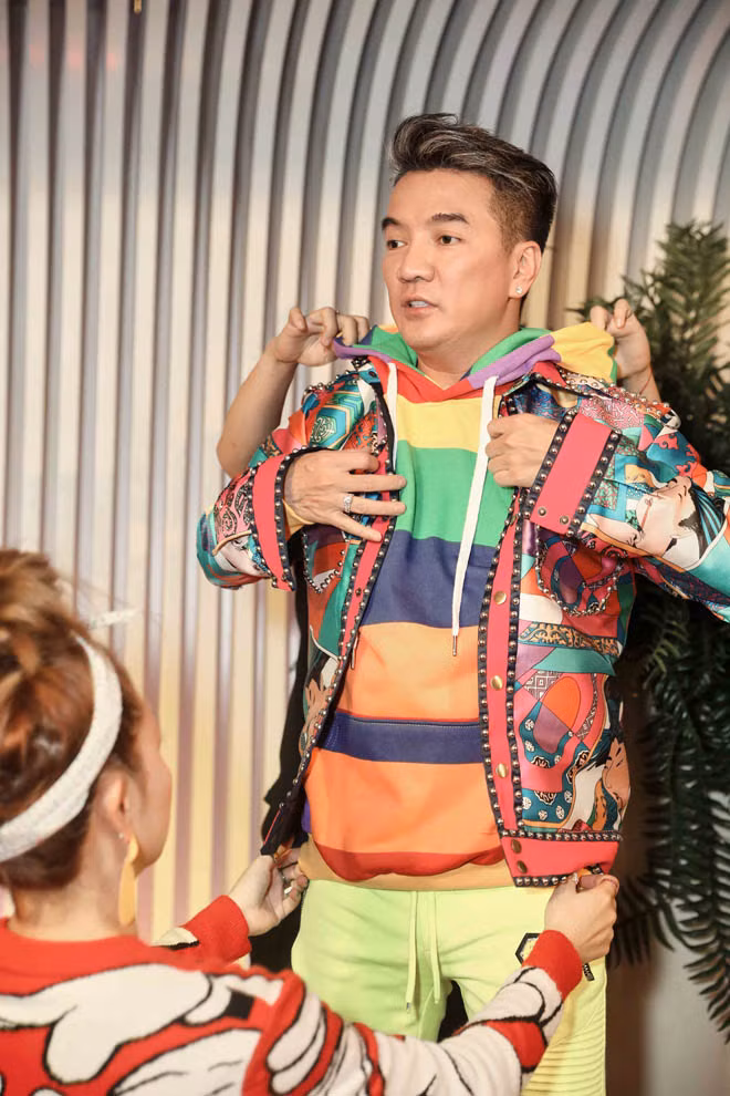 Dam Vinh Hung chi tien ty sam hang hieu “cua sung lam nghe“-Hinh-2