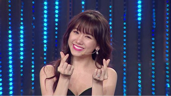 Tuy nhiên, Hari Won vẫn thản nhiên khẳng định: "Chồng ơi em vẫn yêu chồng nhất" và "bắn tim" đến Trấn Thành.