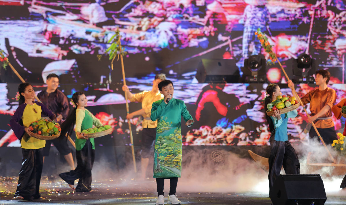 Hồ Văn Cường mang đến 2 ca khúc "Về miền Tây" và "Đêm mưa nhớ mẹ". Chất giọng trầm khàn nhưng vẫn dạt dào cảm xúc, giọng ca nhí chứng tỏ sự trưởng thành và chững chạc hơn sau 2 năm đăng quang cuộc thi hát.