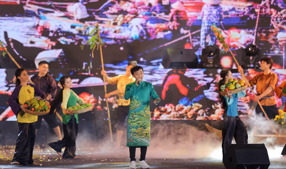 Hồ Văn Cường mang đến 2 ca khúc "Về miền Tây" và "Đêm mưa nhớ mẹ". Chất giọng trầm khàn nhưng vẫn dạt dào cảm xúc, giọng ca nhí chứng tỏ sự trưởng thành và chững chạc hơn sau 2 năm đăng quang cuộc thi hát.