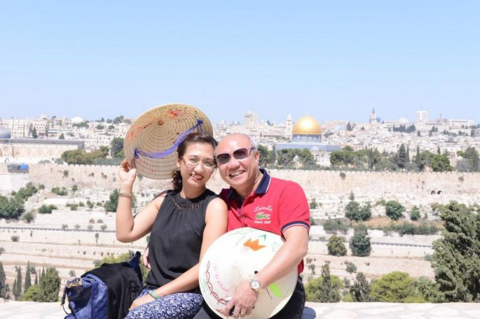 Chồng BTV Vân Anh là PGS. TS Nguyễn Văn Thạch. Ông từng đảm nhận chức vụ Phó giám đốc Bệnh viện Việt Đức và được giới y học Việt Nam tôn vinh là người có “đôi tay vàng” trong lĩnh vực phẫu thuật cột sống.