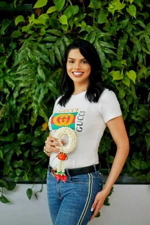 Đại diện đến từ nước Ý khá lực lưỡng và nhan sắc già dặn.