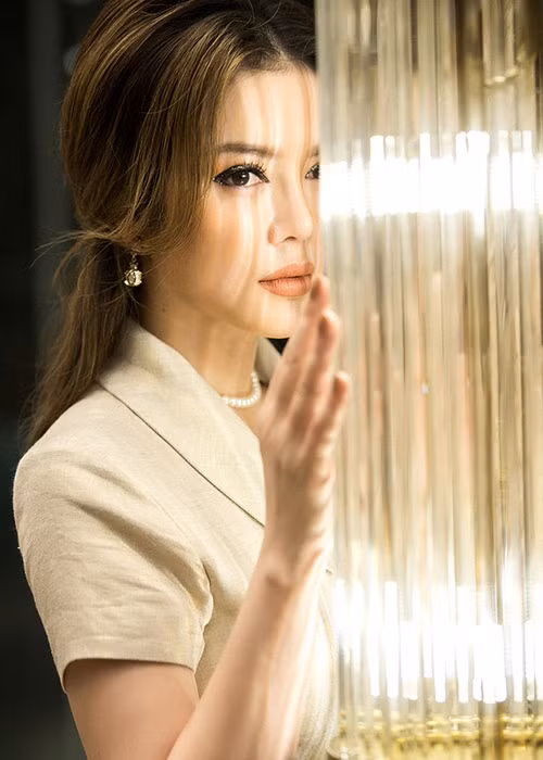 Trong bộ ảnh lần này, Lý Nhã Kỳ được đánh giá cao về nhan sắc lẫn thần thái. Ngoài tuổi 30, người đẹp sở hữu nhan sắc mặn mà, quyến rũ.