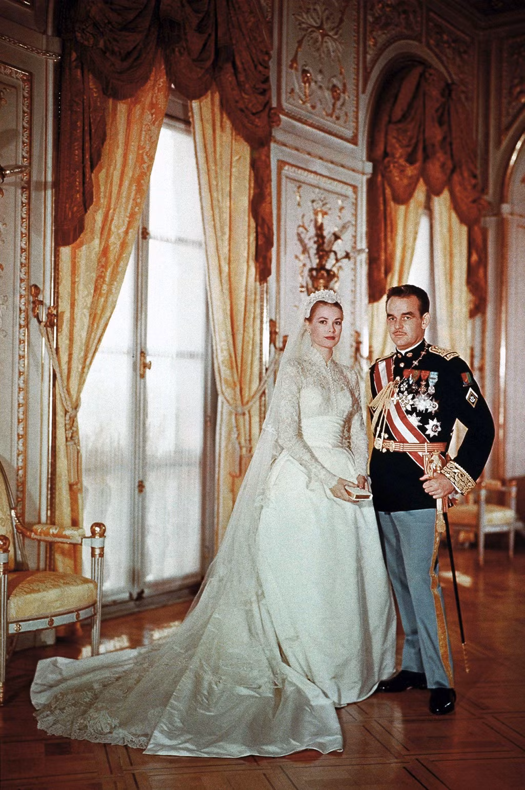 Năm 1956, Công nương Grace Kelly khiến cả thế giới phải trầm trồ trước chiếc váy cưới lộng lẫy. Mẫu váy bà chọn diện trong đám cưới với Hoàng tử Rainier III của Monoco là một thiết kế của Helen Rose. Váy được làm bằng ren, có thiết kế ôm sát cơ thể với phần cổ cao, tay dài tạo nên ấn tượng kín đáo, sang trọng. Đến giờ, đây vẫn là một trong những mẫu váy cưới đẹp nhất trên thế giới, tạo nguồn cảm hứng cho nhiều sáng tạo khác.