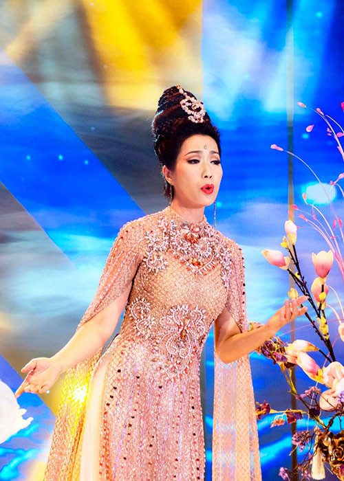 Góp mặt tại một chương trình ca nhạc quay hình các bản nhạc Bolero cùng nhiều nghệ sĩ khác, Trịnh Kim Chi gây ấn tượng với tạo hình đặc biệt.