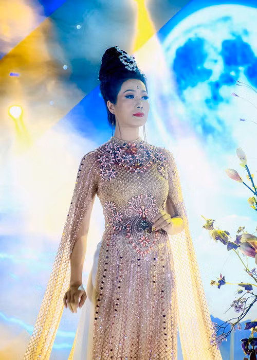 Trịnh Kim Chi chia sẻ: “Tôi hát bài Kiếp nhân sinh. Đây là một bài hát rất ý nghĩa, răn dạy cách sống trong cuộc đời của mỗi người. Sắp tới đây là lễ Phật Đản tôi muốn hát một số nhạc về Phật giáo dành tặng cho những người yêu thương tôi”.