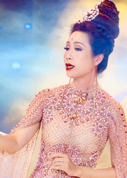 NSƯT Trịnh Kim Chi được xem là một đóa hoa đa sắc của làng giải trí.