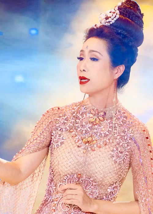 NSƯT Trịnh Kim Chi được xem là một đóa hoa đa sắc của làng giải trí.