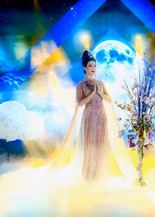 Trong chương trình, Trịnh Kim Chi hát nhạc Phật nên từ cách trang điểm đến phục trang của nàng Á hậu Việt Nam 1994 đều toát lên vẻ thanh thoát, nhẹ nhàng.