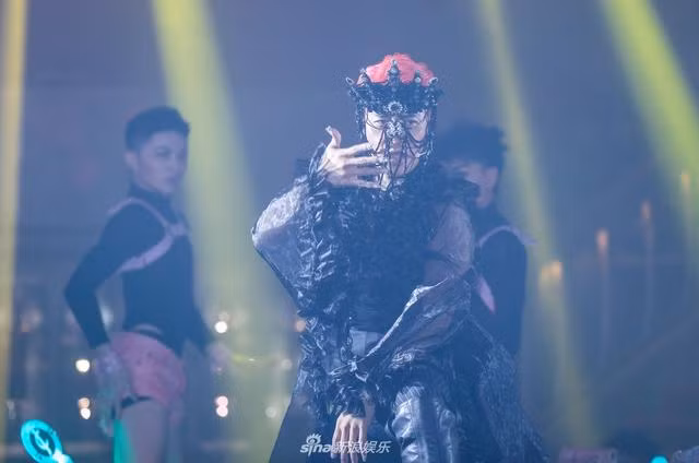 Sinh năm 1971, Trần Chí Bằng là ca sĩ kiêm diễn viên. Được biết đến là thành viên của nhóm Ngũ hổ tướng và vai diễn Nhĩ Thái trong phim Hoàn Châu Cách Cách. Thế nhưng không được tỏa sáng như hai người bạn Tô Hữu Bằng và Ngô Kỳ Long, Trần Chí Bằng chật vật và phải gây chú ý bằng phong cách thời trang thảm họa khiến khán giả lắc đầu ngán ngẩm.