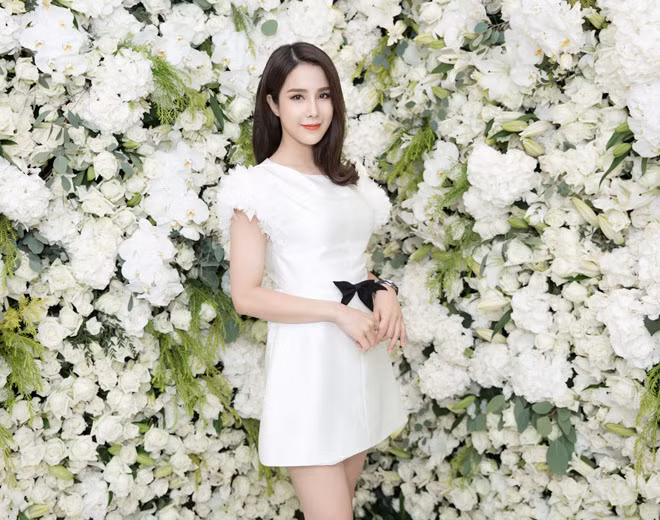 Ngoài Nhã Phương, sự kiện vừa qua còn góp mặt của Diệp Lâm Anh. Thời gian gần đây, cô đang tất bật phát thiệp cưới đến bạn bè, đồng nghiệp để chuẩn bị cho ngày trọng đại vào đầu tháng 5 tới.