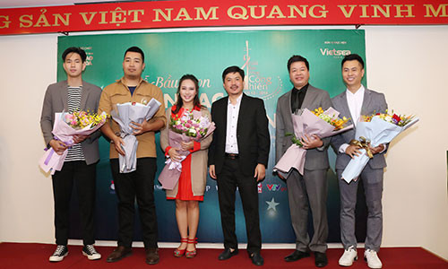 Nhà báo Lê Xuân Thành đại diện tặng hoa cho các nghệ sĩ có tên trong danh sách đề cử. Ảnh: BTC