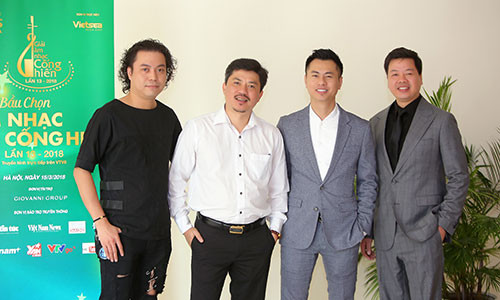 Ông Lê Xuân Thành chụp ảnh cùng các nghệ sĩ. Ảnh: BTC