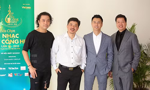 Ông Lê Xuân Thành chụp ảnh cùng các nghệ sĩ. Ảnh: BTC