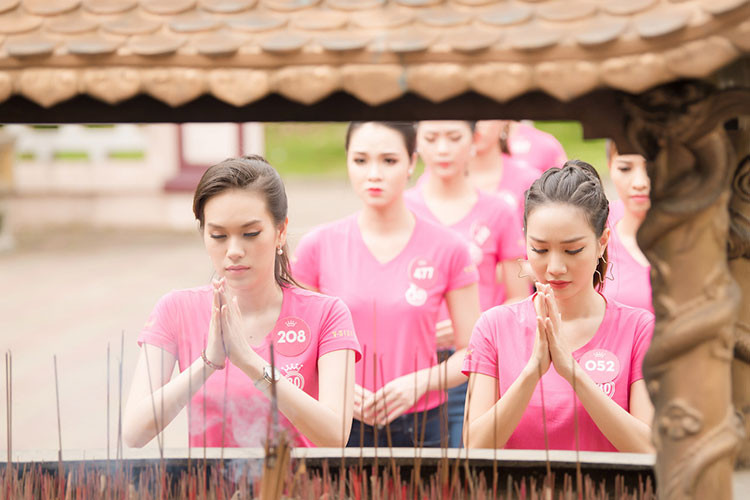 Ông Vũ Tiến – Phó trưởng BTC cuộc thi cùng các thí sinh đã dâng hoa và thắp hương tại tượng đài Quang Trung. 