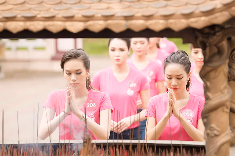 Ông Vũ Tiến – Phó trưởng BTC cuộc thi cùng các thí sinh đã dâng hoa và thắp hương tại tượng đài Quang Trung. 