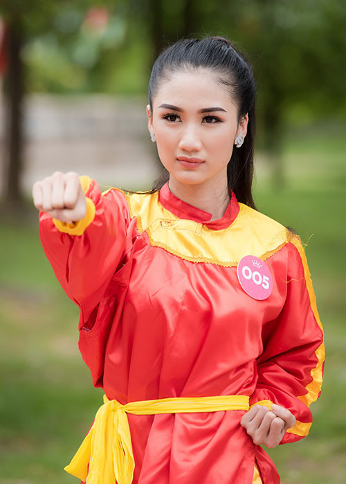 Từng học taekwondo, thí sinh Trương Thị Thanh Bình thích thú khi được thử sức với môn võ Tây Sơn Bình Định “danh bất hư truyền”.