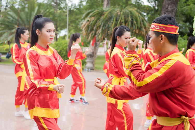 Đặc biệt, các người đẹp còn được hai võ sư Lê Xuân Nam và Hồ Sỹ dạy võ.
