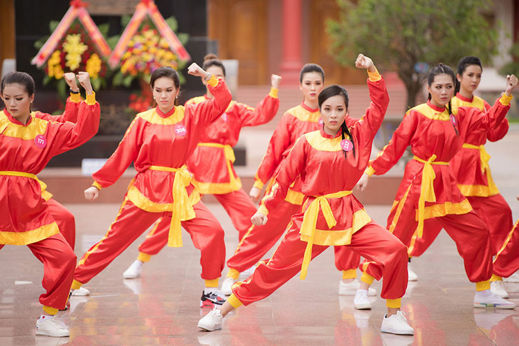 Khác với vẻ đẹp nhẹ nhàng thường thấy, vận võ phục, nhiều thí sinh gây bất ngờ khi thể hiện những động tác dứt khoát, mạnh mẽ.