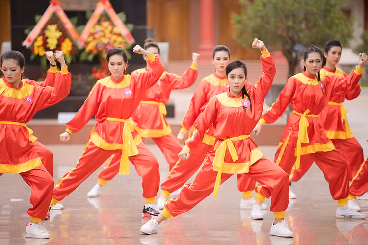 Khác với vẻ đẹp nhẹ nhàng thường thấy, vận võ phục, nhiều thí sinh gây bất ngờ khi thể hiện những động tác dứt khoát, mạnh mẽ.