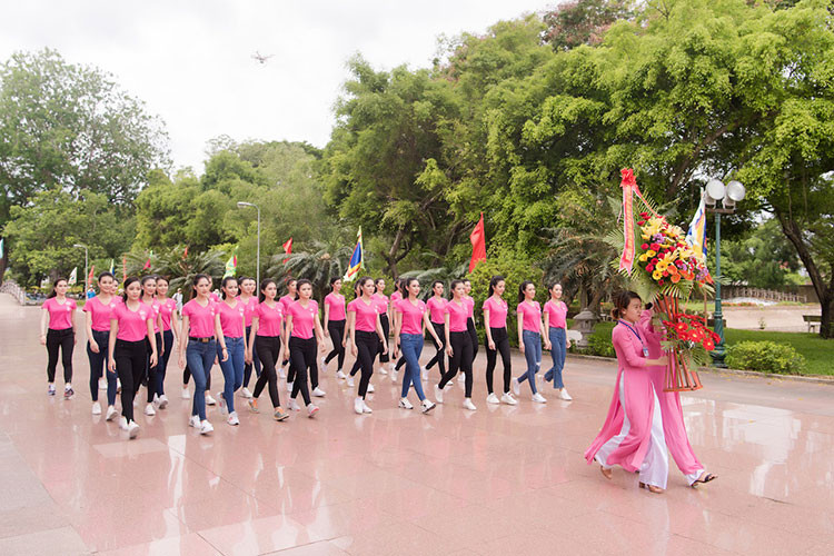 Ngày 18/6, Top 30 Chung khảo khu vực phía Nam Hoa hậu Việt Nam 2018 đã đến thăm khu di tích lịch sử Đền thờ Tây Sơn Tam Kiệt, Bình Định.