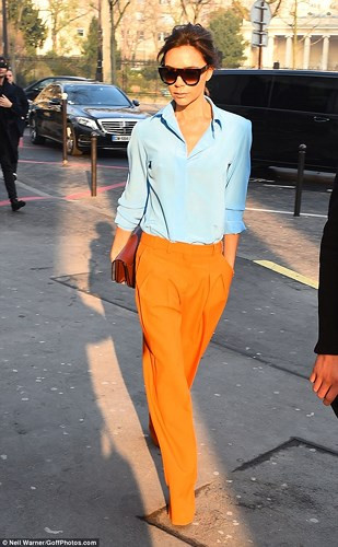 Về cuộc sống riêng tư, hiện tại, Vic đang có một hôn nhân hạnh phúc bên ông xã và các con sau tin đồn ly hôn cách đây chừng hơn 1 tuần. Xem video vợ chồng Victoria Beckham bán quần áo làm từ thiện. Nguồn VTC14: