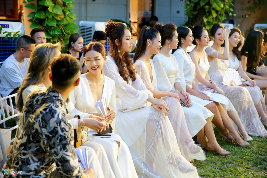 Chiều 6/7, dàn mỹ nhân Việt đồng loạt diện đầm trắng tinh khôi tham dự show thời trang mang tên Bài ngợi ca tình yêu của nhà thiết kế Adrian Anh Tuấn. Địa điểm tổ chức show là không gian kiến trúc Pháp cùng khoảng sân vườn ngoài trời bình yên, lãng mạn. Đúng như tên gọi, bộ sưu tập lần này được khai thác ở khía cạnh mộc mạc, nhẹ nhàng, không sử dụng những tông màu rực rỡ.