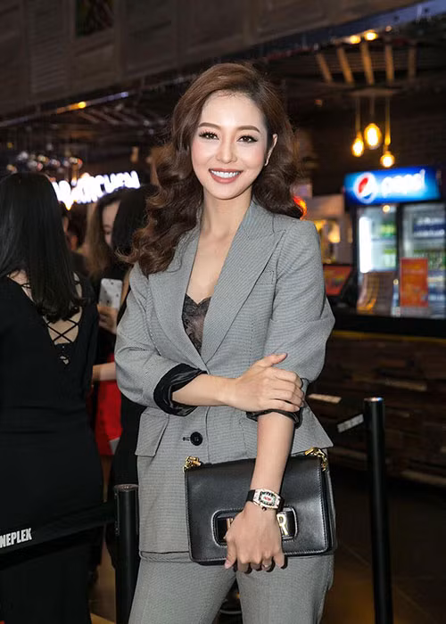Jennifer Phạm ngày càng xinh đẹp mặn mà.