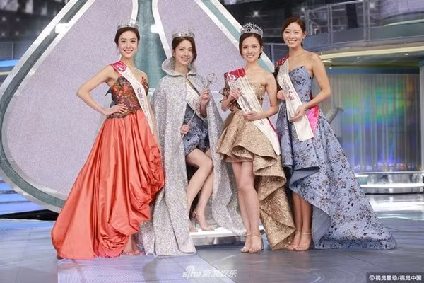 Dàn Hoa hậu, Á hậu Hong Kong 2018. Năm nay, việc chọn lựa danh vị cho các thí sinh dựa trên phiếu bầu của khán giả và đánh giá của giám khảo.