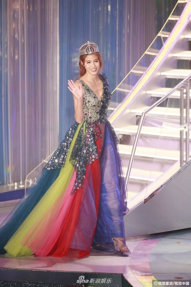 Hoa hậu Hong Kong 2017 Lôi Trang Nhi cũng có mặt tại cuộc thi năm nay. Năm ngoái, khi đăng quang, cô không nhận được nhiều lời khen ngợi vì ngoại hình.