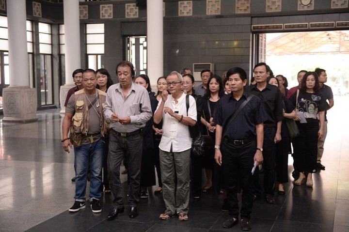 Rất đông anh em, đồng nghiệp có mặt tại Nhà tang lễ Bộ Quốc phòng từ sáng sớm.