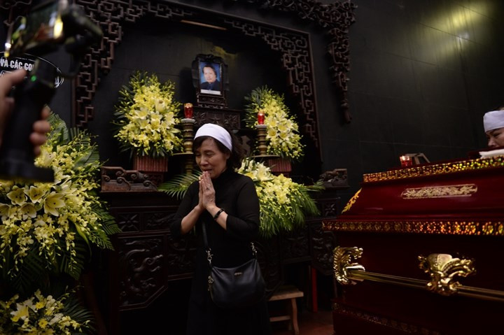 Vợ NSƯT Bùi Cường nghẹn ngào bên linh cữu chồng. Hôn nhân của NSƯT Bùi Cường và vợ đã trải qua được hơn 40 năm. Ông có một gia đình hạnh phúc yên ấm. NSƯT Bùi Cường luôn coi vợ là tri kỉ trong cuộc đời.