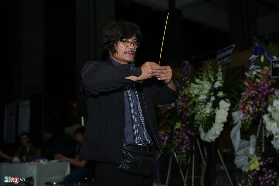 NSƯT Công Ninh từ trường quay, chạy về thắp hương đưa tiễn bạn. Anh và Thanh Hoàng đã có nhiều năm gắn bó trên sân khấu kịch 5B. Trước đây, anh từng dàn dựng hai vở kịch đình đám do cố nghệ sĩ viết kịch bản gồm Dạ cổ hoài lang và Cha yêu.