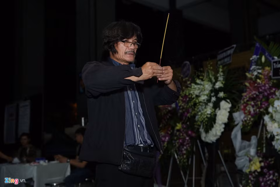 NSƯT Công Ninh từ trường quay, chạy về thắp hương đưa tiễn bạn. Anh và Thanh Hoàng đã có nhiều năm gắn bó trên sân khấu kịch 5B. Trước đây, anh từng dàn dựng hai vở kịch đình đám do cố nghệ sĩ viết kịch bản gồm Dạ cổ hoài lang và Cha yêu.