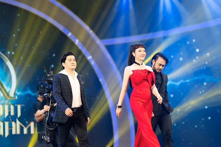 Tối 6/5, gameshow "Ảo thuật siêu phàm" đã phát sóng tập đầu tiên. Xuất hiện trong chương trình với vai trò giám khảo, Lý Nhã Kỳ gây ấn tượng với bộ trang phục rực rỡ. Ảnh: NVCC