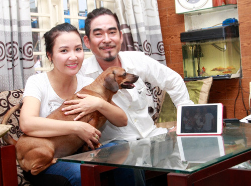 Ngân Quỳnh và chồng Nguyễn Chung quen nhau, nảy sinh tình cảm khi cả hai tham gia chung đoàn hát. Khi cả hai tính đến chuyện cưới xin thì vấp phải sự phản đối của mẹ Ngân Quỳnh. Dù tìm mọi cách ngăn cấm nhưng Nguyễn Chung vẫn tìm gặp Ngân Quỳnh. Cảm động trước tình cảm này, nữ diễn viên đã chạy trốn với Nguyễn Chung. Nhưng sau đó, vì lo lắng cho mẹ nên Ngân Quỳnh đã trở về.