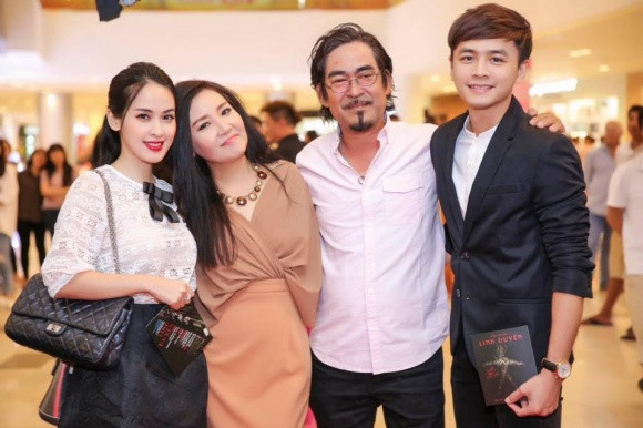 Vợ chồng diễn viên Ngân Quỳnh (ở giữa) chụp chung với Tú Vi, Văn Anh khi dự sự kiện.