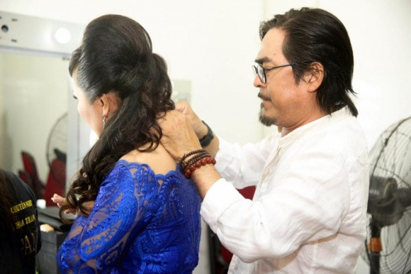 Đến nay, Ngân Quỳnh và ông xã đã chung sống với nhau được khoảng 30 năm. Trải qua rất nhiều khó khăn nên họ biết trân trọng tình yêu này hơn. Không chỉ là người đầu ấp tay gối mà chồng còn là bạn tâm giao, hỗ trợ diễn viên Ngân Quỳnh theo đuổi nghệ thuật. Đến nay, cả hai vẫn tình tứ xuất hiện cùng nhau tại sự kiện, dự tiệc rất tình cảm. Hạnh phúc của nữ diễn viên khiến nhiều người ngưỡng mộ.