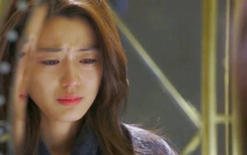 Những món quà từ phương xa trước thềm đám cưới dồn dập kéo đến khiến cô dâu tương lai tái xanh mặt.