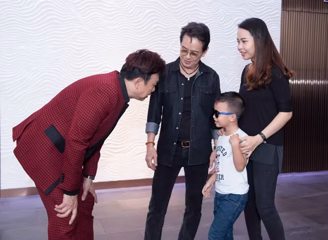 Diễn viên hài Chí Tài tỏ ra thích thú khi chủ động bắt chuyện với con trai nhạc sĩ Đức Huy.