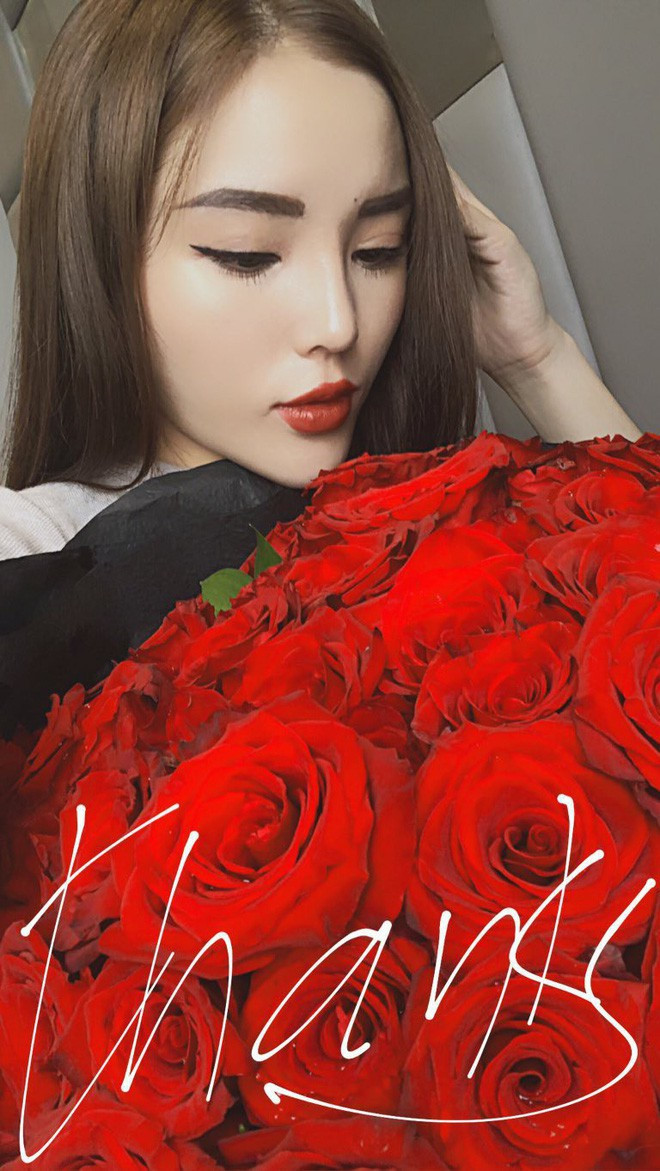 Thông qua những bức ảnh được đăng tải trên trang Instagram cá nhân, Hoa hậu Kỳ Duyên vướng nghi ngờ đã phẫu thuật thẩm mỹ. Trong nhiều góc chụp, gương mặt người đẹp sưng phồng, chiếc cằm nhọn và cứng, vô cùng thiếu tự nhiên. Nhìn tổng thể, Kỳ Duyên hoàn toàn khác lạ so với thời điểm mới đăng quang cuối năm 2014.