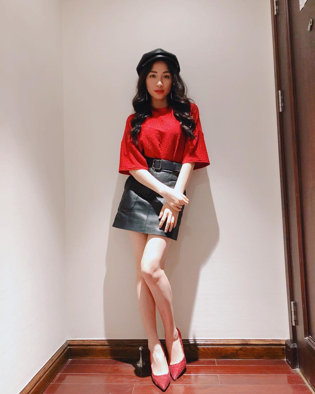 Trên sân khấu âm nhạc, Hòa Minzy sành điệu với những trang phục, phụ kiện hợp mốt. Sự đồng điệu màu sắc giữa áo thun và giày cao gót trở thành điểm nổi bật trên toàn set đồ.