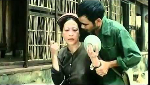 Trong bản điện ảnh Bến không chồng, bà Hơn qua diễn xuất của NSND Như Quỳnh là một người đàn bà lẳng lơ.