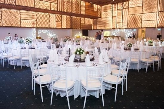 Tinh thần giản dị, sang trọng dễ thấy trong cách bố trí ghế ngồi và trang trí bàn tiệc.