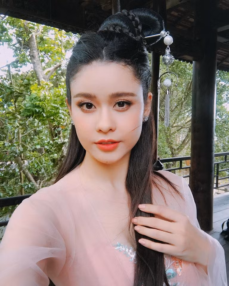 Bức ảnh Trương Quỳnh Anh hóa thân thành người đẹp cổ trang đăng trên trang cá nhân cũng nhận "bão like".