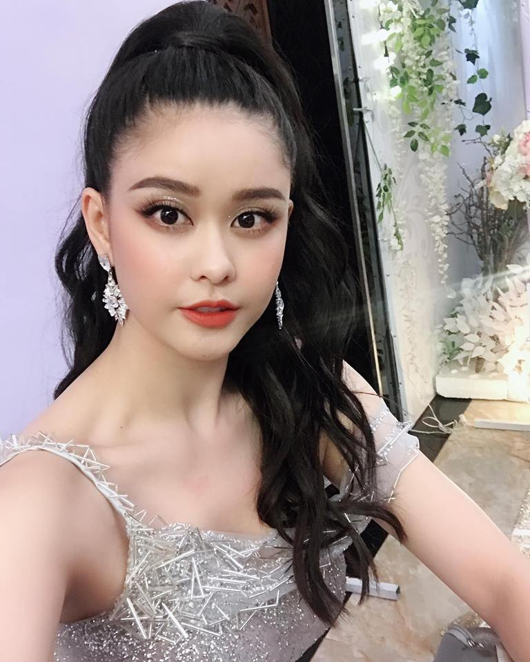 Chiếc váy thiết kế buộc dây sau lưng để nữ ca sĩ khoe eo con kiến.