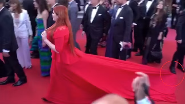 Yulia Rybakova tới thảm đỏ Cannes vào ngày bế mạc liên hoan phim hôm 19/5. Cô khoe dáng trong bộ đầm đỏ rực vô cùng lộng lẫy.